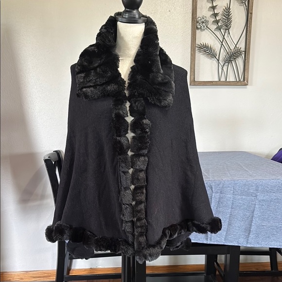 LeModa Women’s Faux Fur Lined and Collared One Size Fits Most Cape/Wrap - Picture 1 of 6
